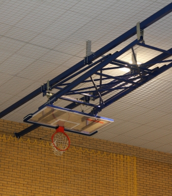 Basketbalová konstrukce závěsná pod stropem, koš sklopný k podlaze, elektropohon