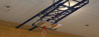 Basketbalová konstrukce závěsná pod stropem, koš sklopný k podlaze, elektropohon