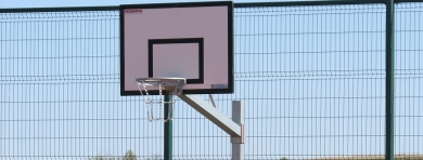 Basketbalová konstrukce jednosloupová pevná, vysazení 1,2 m, deska 105 x 180 cm