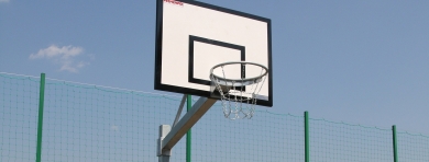 Basketbalová konstrukce jednosloupová v zemním pouzdru, vysazení 1,2 m, deska 105 x 180 cm