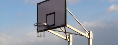 Basketbalová konstrukce dvousloupová v zemním pouzdru, vysazení 1,2 m, deska 105 x 180 cm